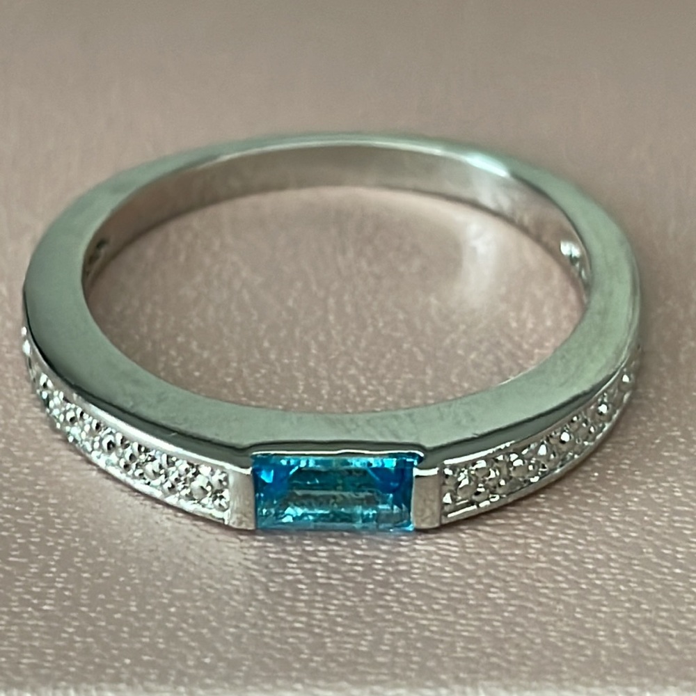 Sold✨silver ring with a blue crystal Sz 6.75
